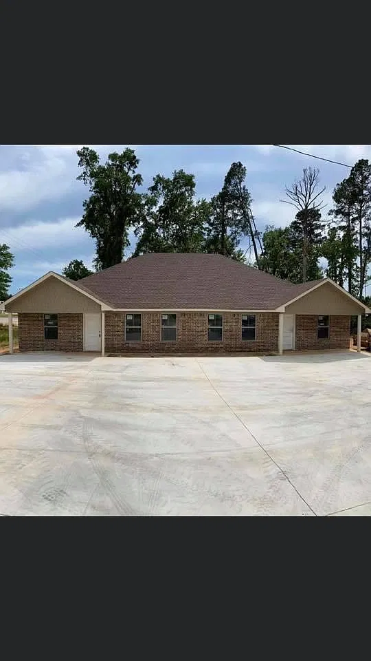 3 bed, 1300 sqft, $1,595 — Photo 1