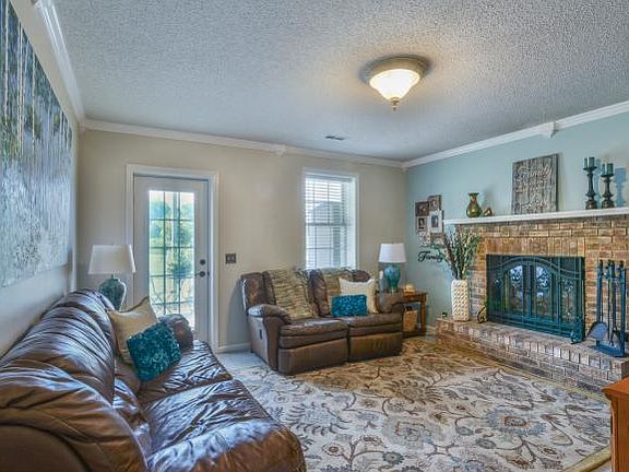 3rd image of 137 Winchester Dr
