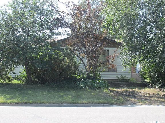 2nd image of 800 9th AVENUE W