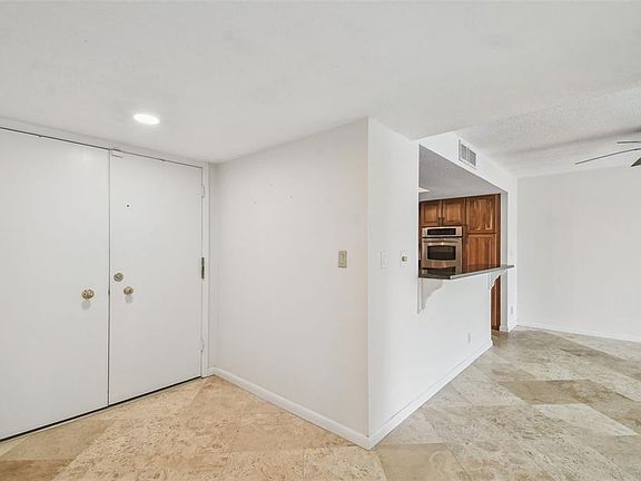 4th image of 100 Oakmont Ln APT 106