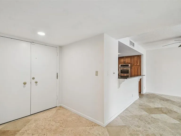 100 Oakmont Ln #106 — Photo 4