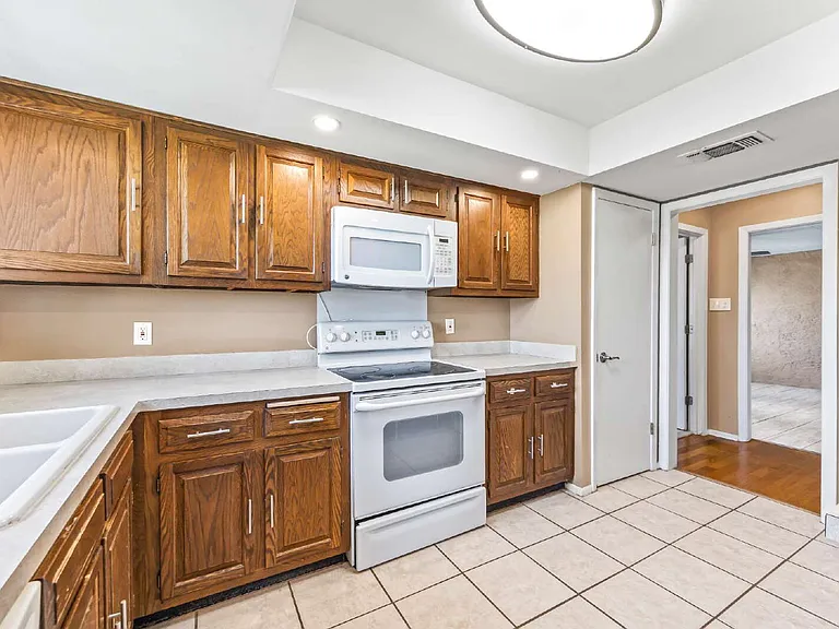 5801 Royal Ridge Dr — Photo 8