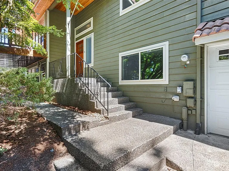 two front entrances, for both up and down stairs