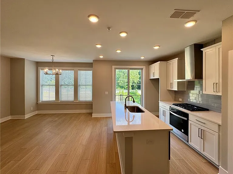 913 Echo Park Dr — Photo 8