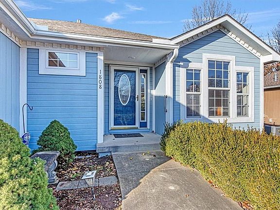 3rd image of 1808 N Ashley Dr