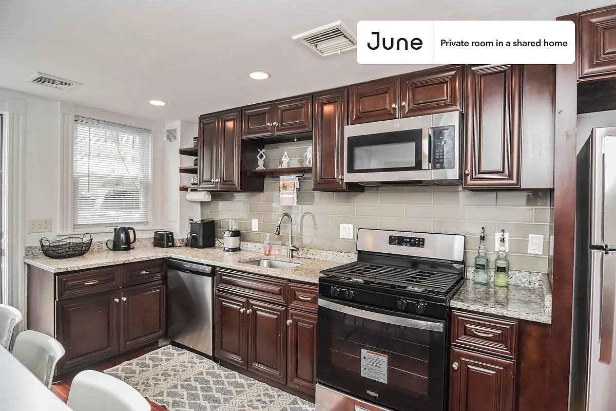 Full bedroom in 7 bed/2 bath home in Allston #834 E — Photo 4