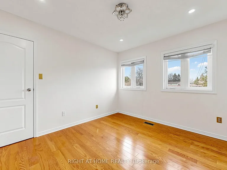 86 Howlett Ave — Photo 35
