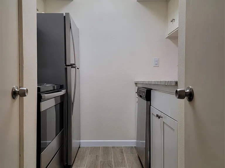 2101 Fountain View Dr #27 — Photo 2