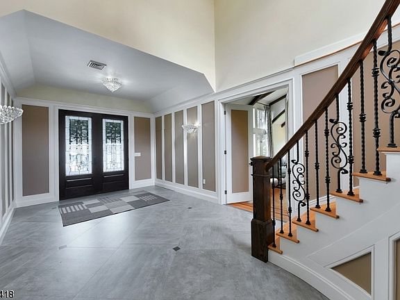 3rd image of 10 Deerwood Dr