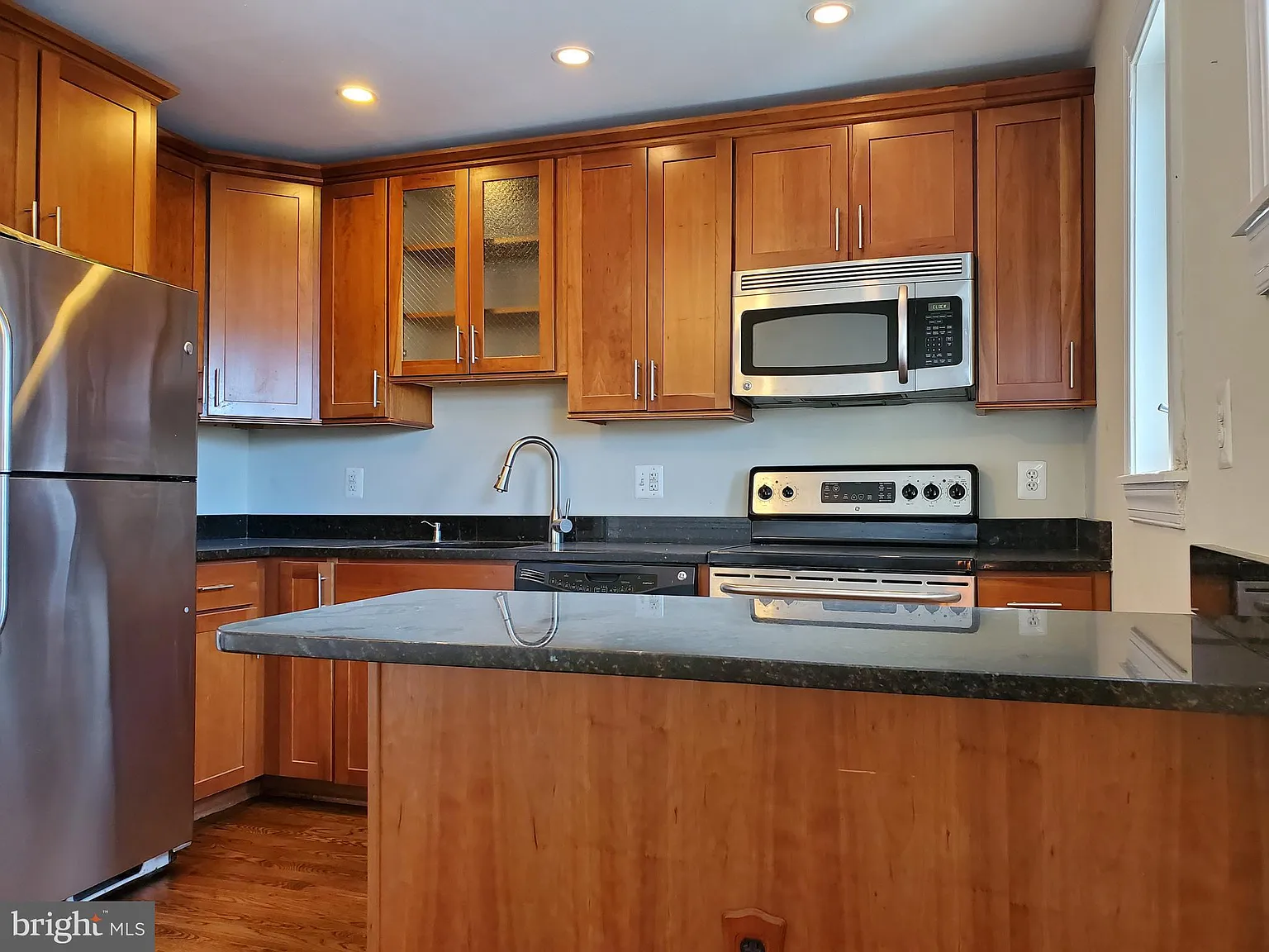 1 bed, 700 sqft, $1,850 — Photo 3