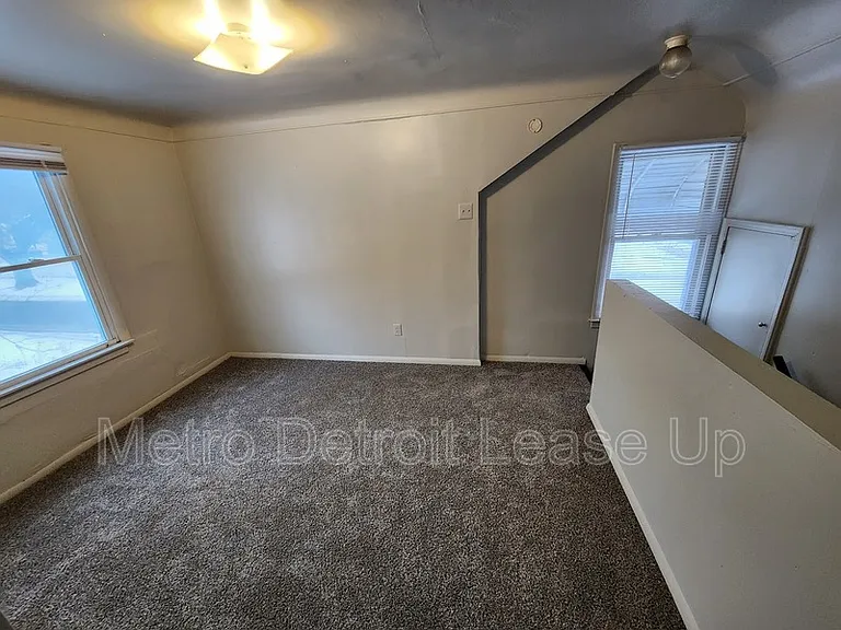12000 Plainview Ave — Photo 7