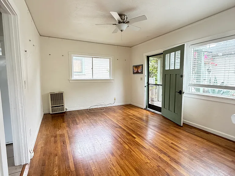 328 W Victoria St — Photo 3