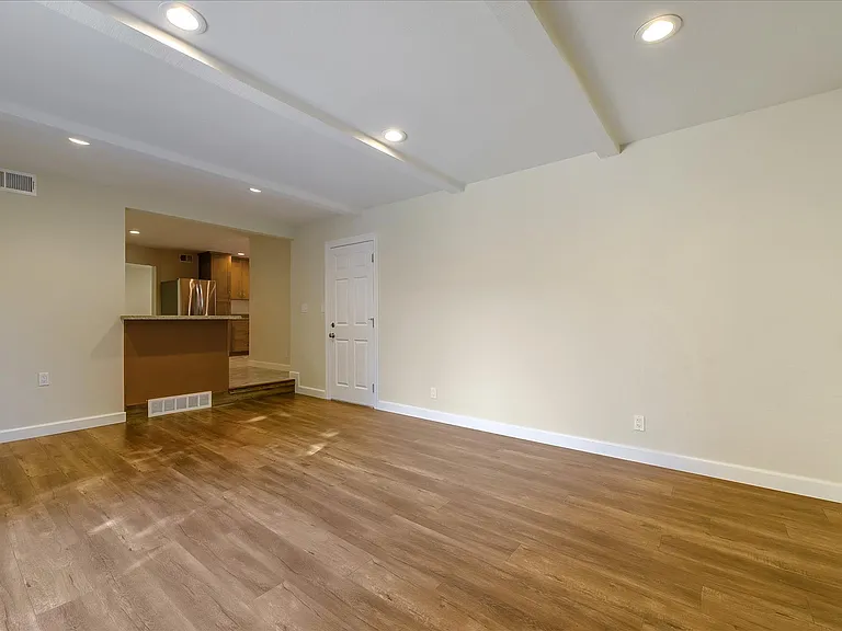 2448 Whitethorne Dr — Photo 18