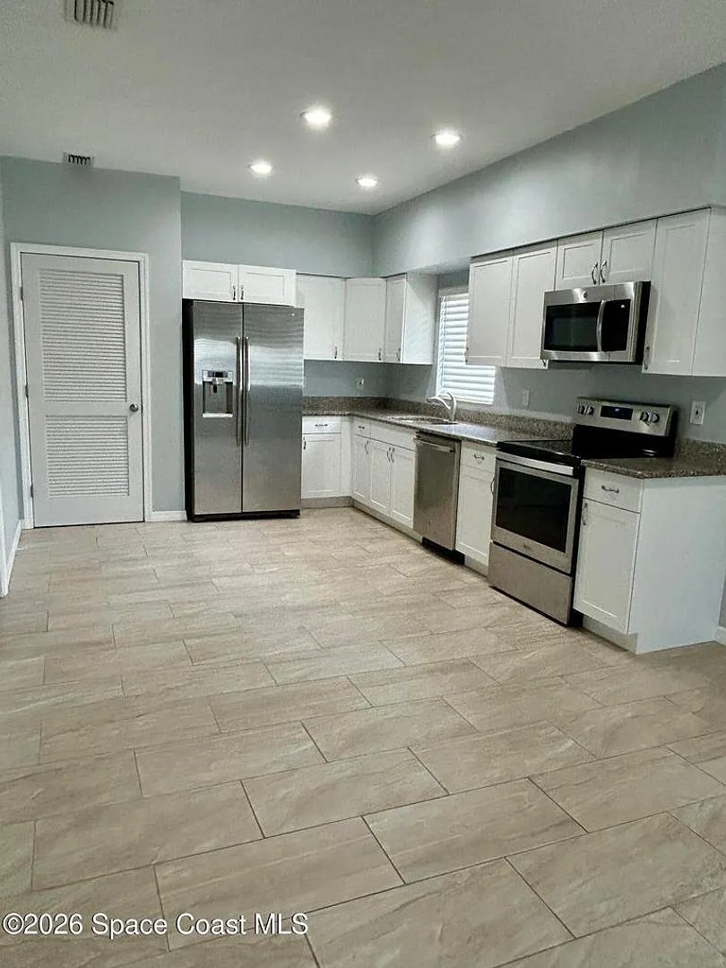 Adorable duplex walking distance to beach — Photo 3