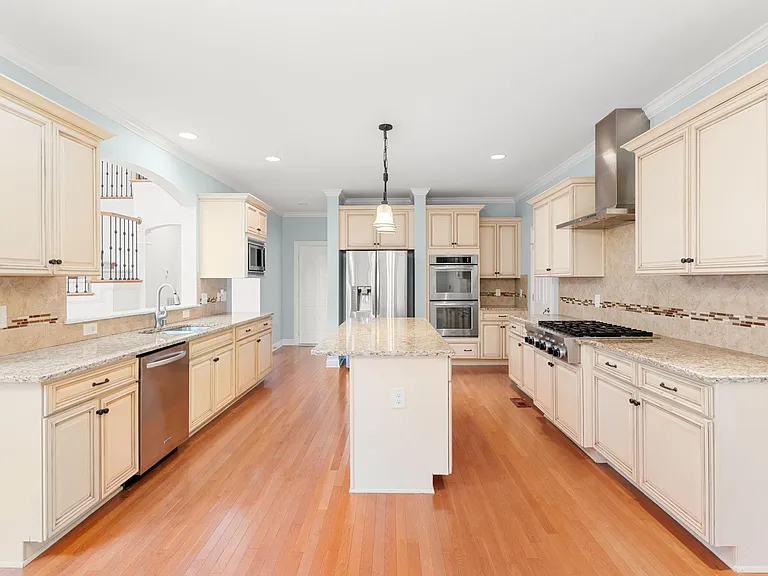 1610 Twin Square Way — Photo 13