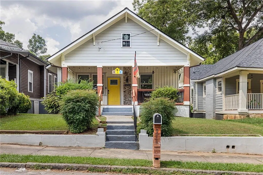 3 bed, 2.0 bath, 1600 sqft, $3,200 — Photo 2