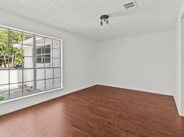 501 Valley Brook Dr, La Porte, TX 77571