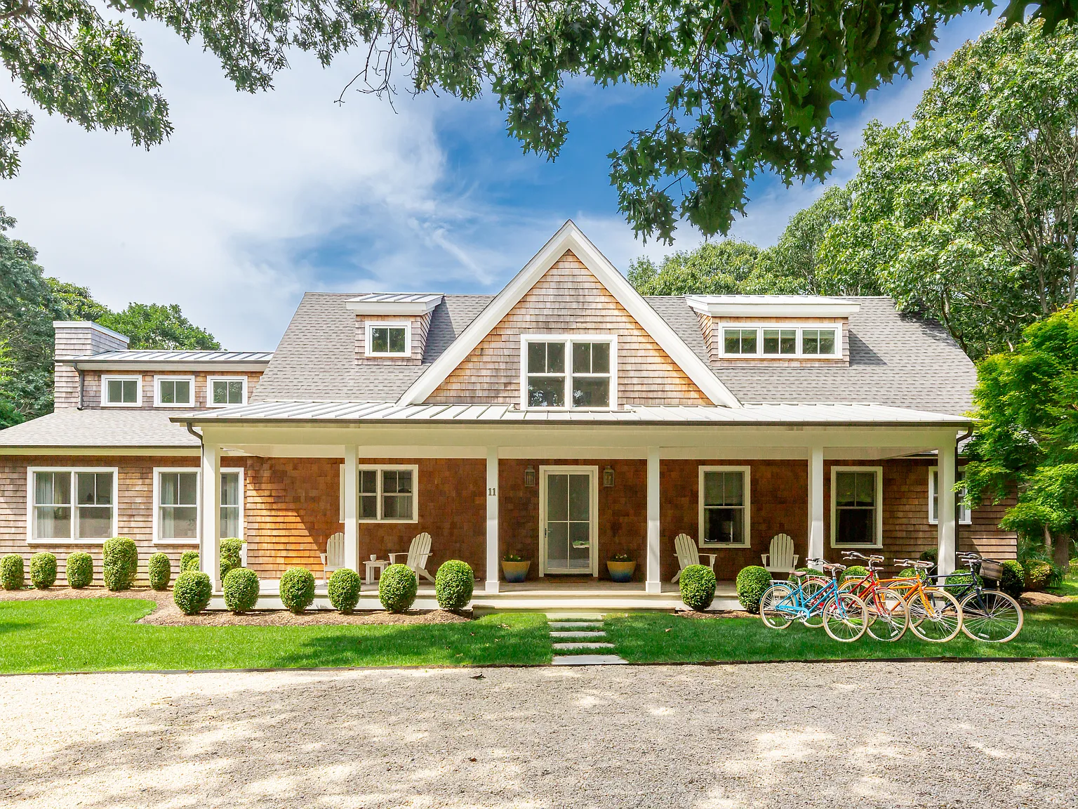 Quintessential Hamptons Summer Retreat — Photo 2