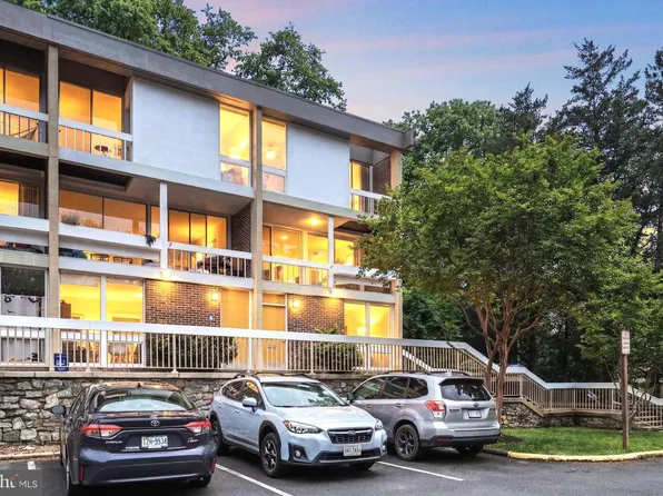 11587 Maple Ridge Rd, Reston, VA 20190