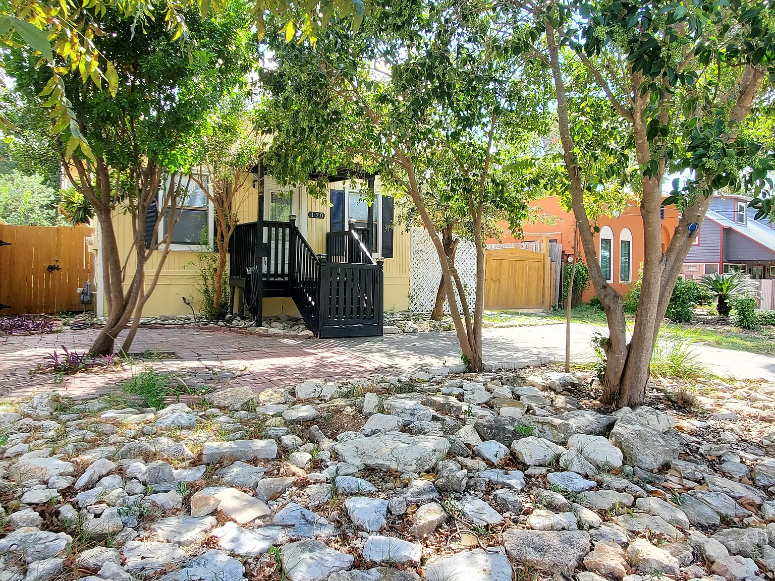 2 bed, 1250 sqft, $1,750 — Photo 2