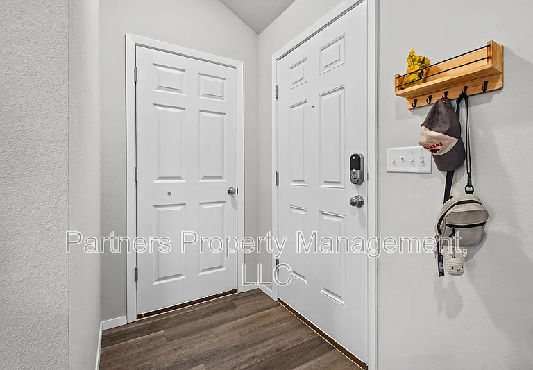 1121 E Sparrow Cir — Photo 2