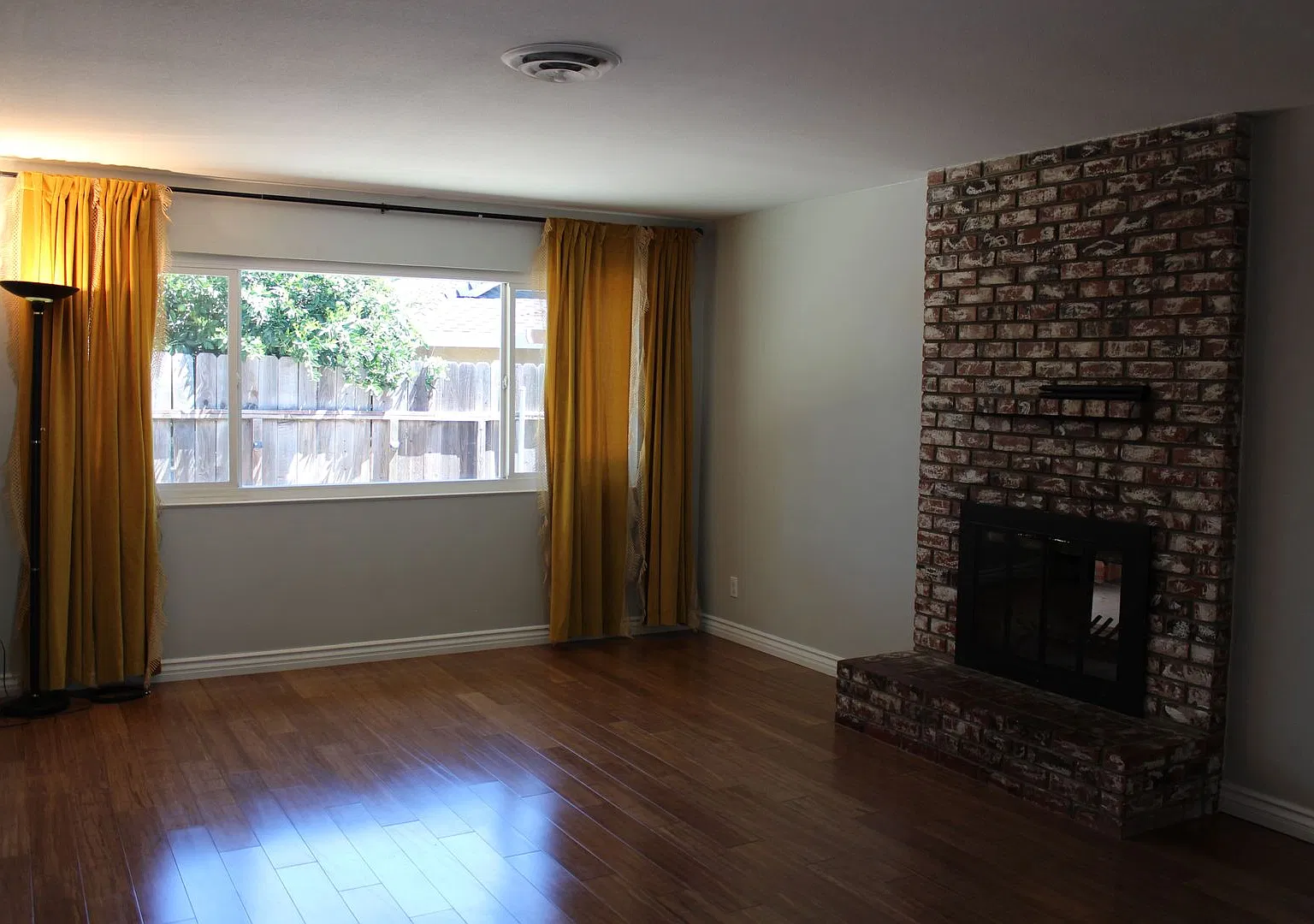 Back On The Rental Market A Charming 3 Bedroom 2 Bath Home — Photo 3
