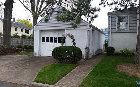 3rd image of 151 New York Ave