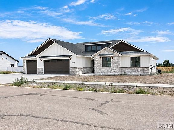3rd image of 1126 Castle Pines Rd