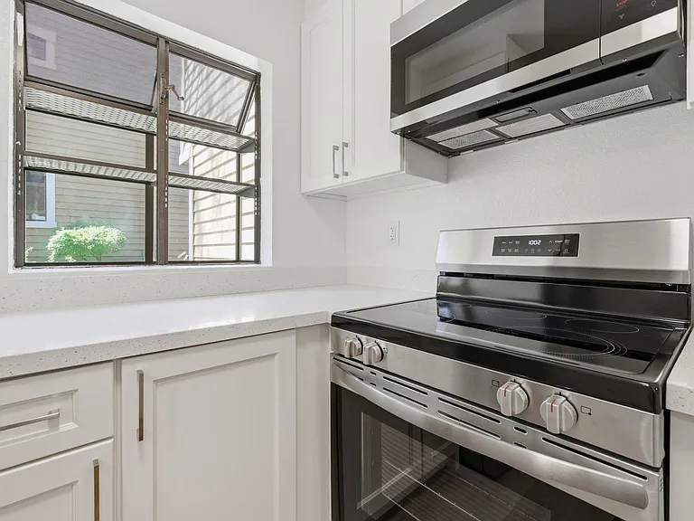 721 Center Ave — Photo 2