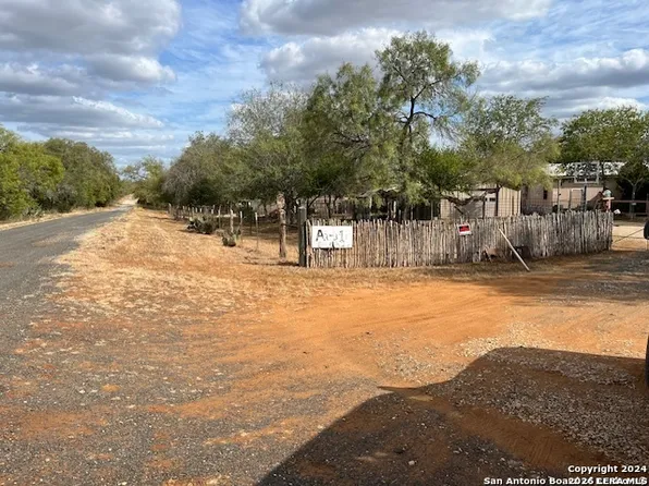 326 W PR 324, Jourdanton, TX 78026