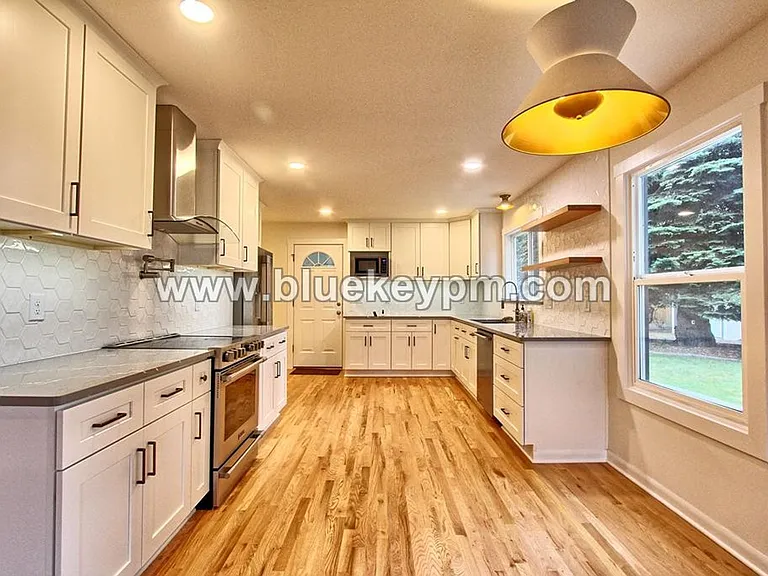 4114 NE 56th St — Photo 9