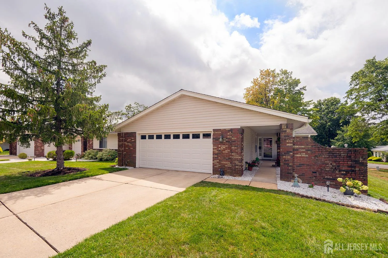 167C Laurel Plz photo 1