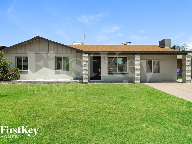 1812 W Morten Ave — Photo 1