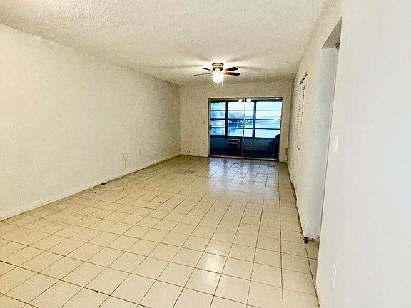 4th image of 300 NE 191st St APT 217