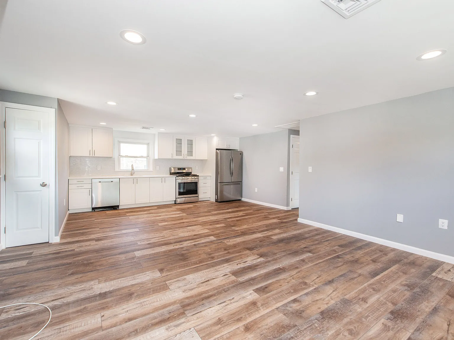 3 bed, 1200 sqft, $2,575 — Photo 3