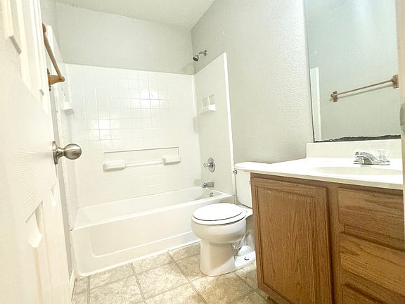 2nd image of 2432 Emerald Ln