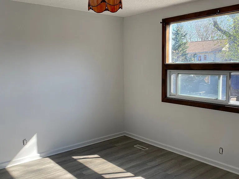 1263 Woodbine Ave #UPPER — Photo 4