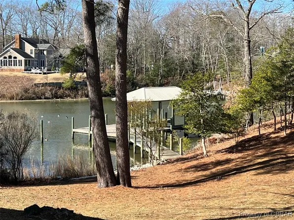 380 Howard St #17/18, Urbanna, VA 23175