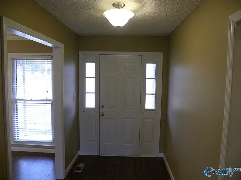 102 Pam Cir — Photo 2