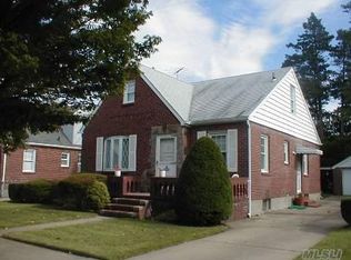 26 Eric Ln, New Hyde Park, NY 11040