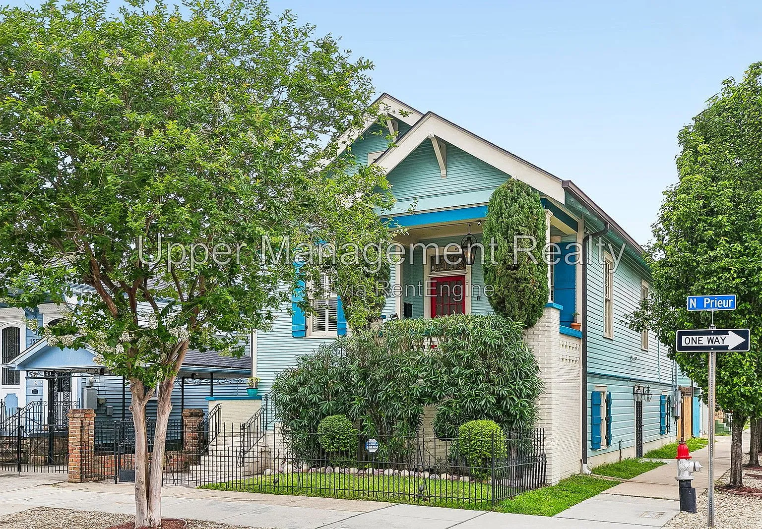 3 bed, 2.0 bath, 2045 sqft, $3,200 — Photo 1