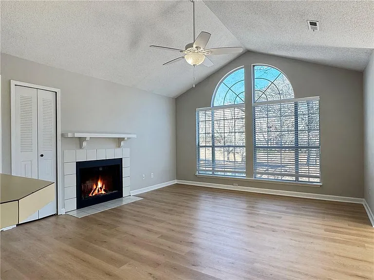 901 Wentworth Ct — Photo 3