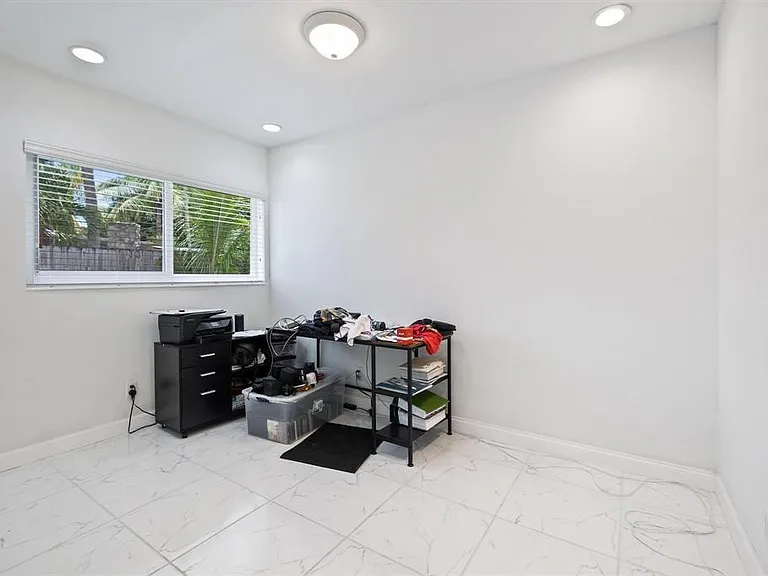2440 SW 16th St — Photo 11