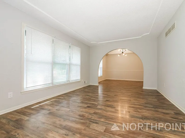 304 Johnston Dr — Photo 2