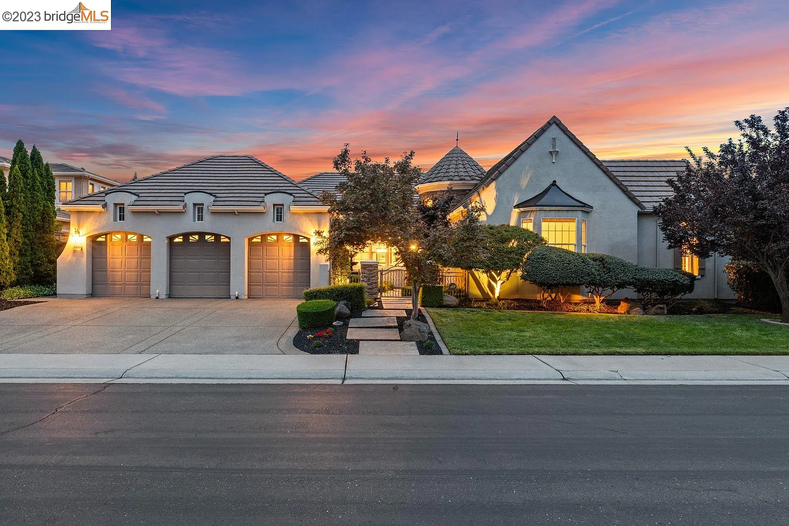 5041 Thalia Dr photo 1