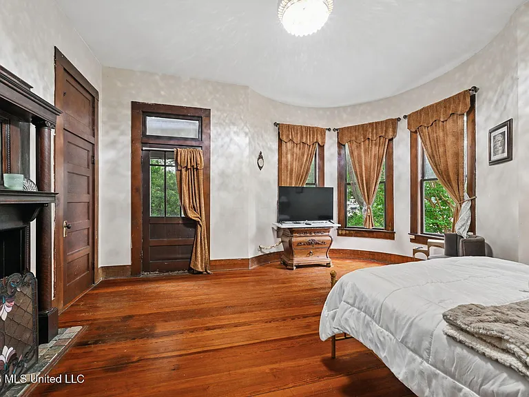102 W Myrtle St — Photo 18