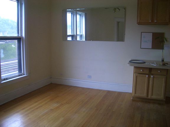 4th image of 949 W Belden Ave #3R