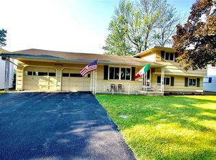 17 Sahara Dr, Rochester, NY 14624