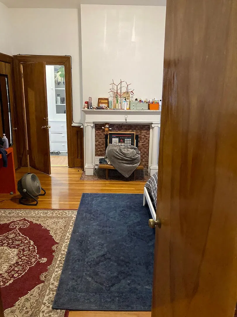 435 Graham — Photo 4
