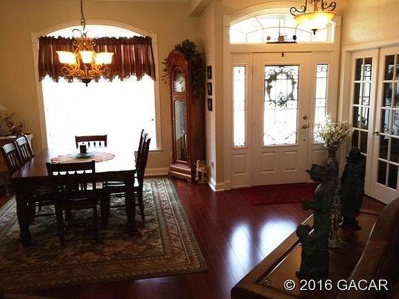 Front entry to livingdining